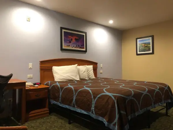 Orange Tustin Inn in Orange 8