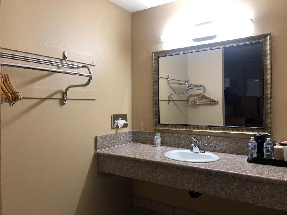 King Room at Orange Tustin Inn in Orange, photo 2