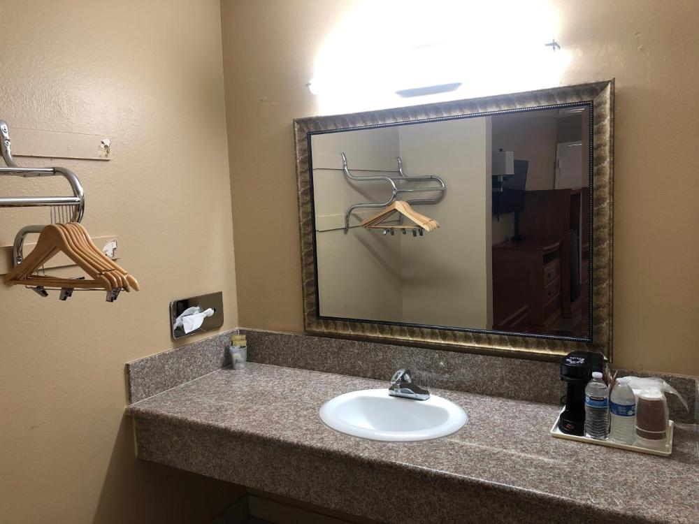 Standard Room with Two Double Beds at Orange Tustin Inn in Orange, photo 3